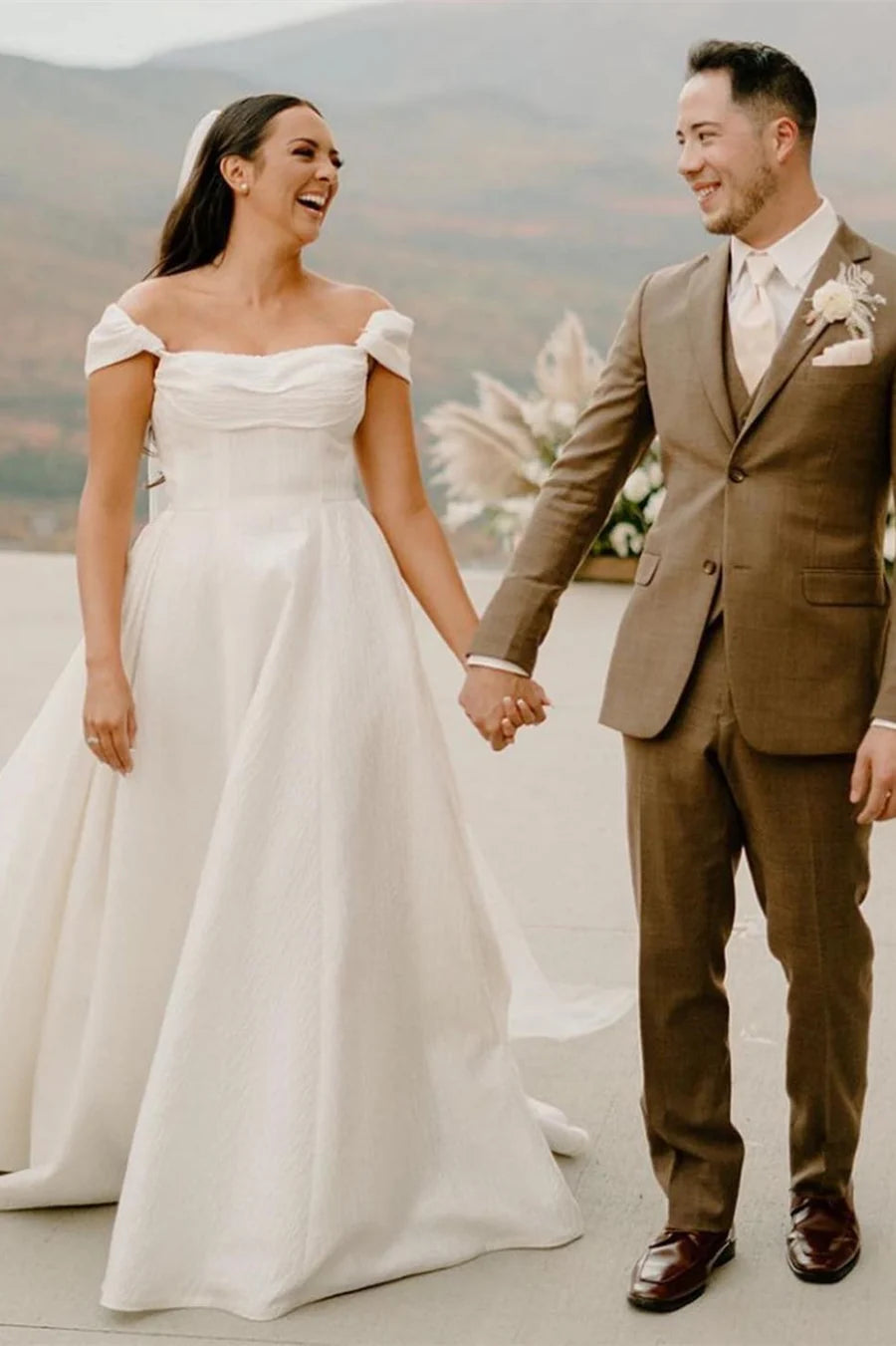 Robe de mariée trapèze à épaules dénudées et plusieurs couches